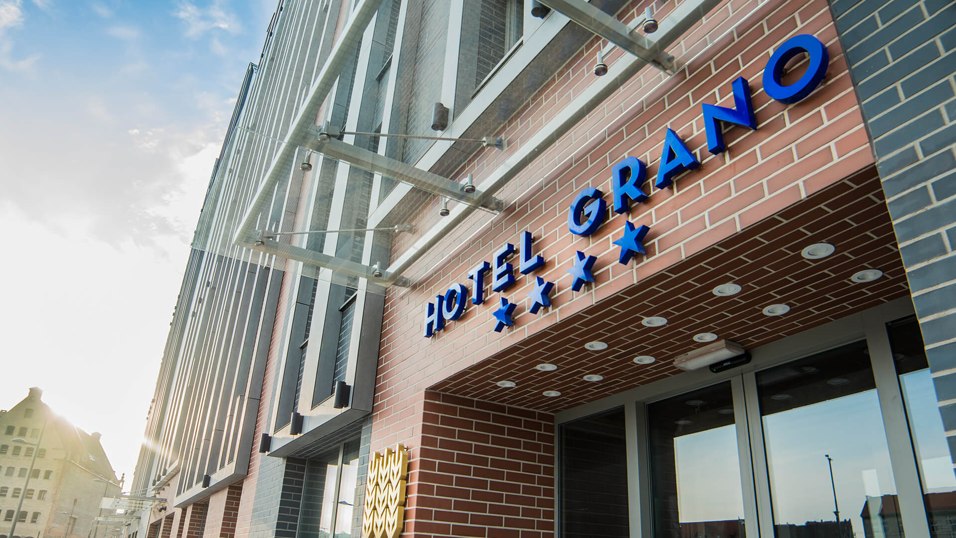 grano-residence-space beschriftung-back-lit-blue-lettering-over-hotel-entry-lettering-mounted-on-the-floor lettering-on-a-frame-logo-firm-3d-gdansk